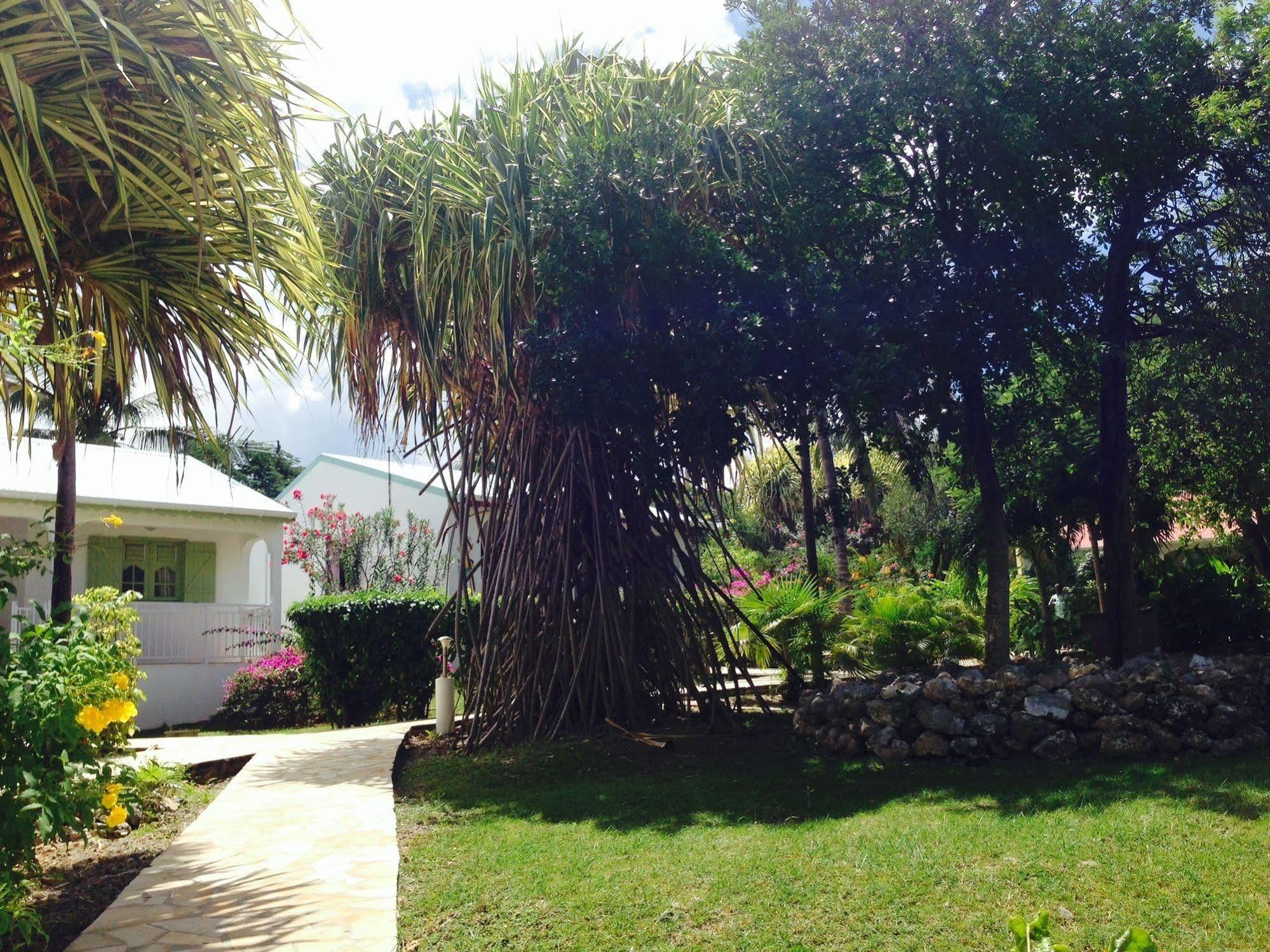 Au Village De Menard Saint-Louis Luaran gambar